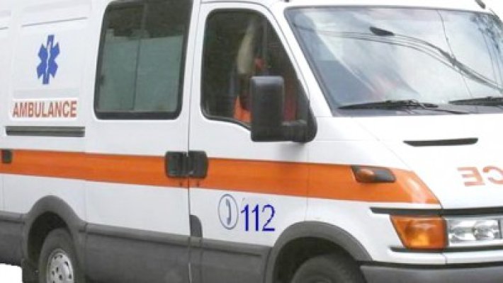 Minor de 5 ani, lăsat nesupravegheat, lovit de o maşină